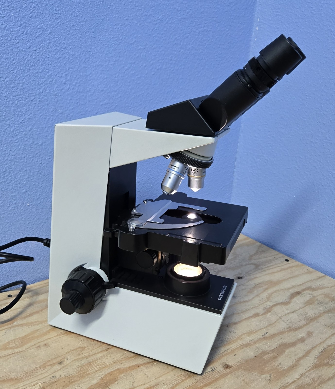 OLYMPUS CH30 CH30RF100 BINOCULAR MICROSCOPE W/OBJECTIVES 4 X 10X 40X (INV02)