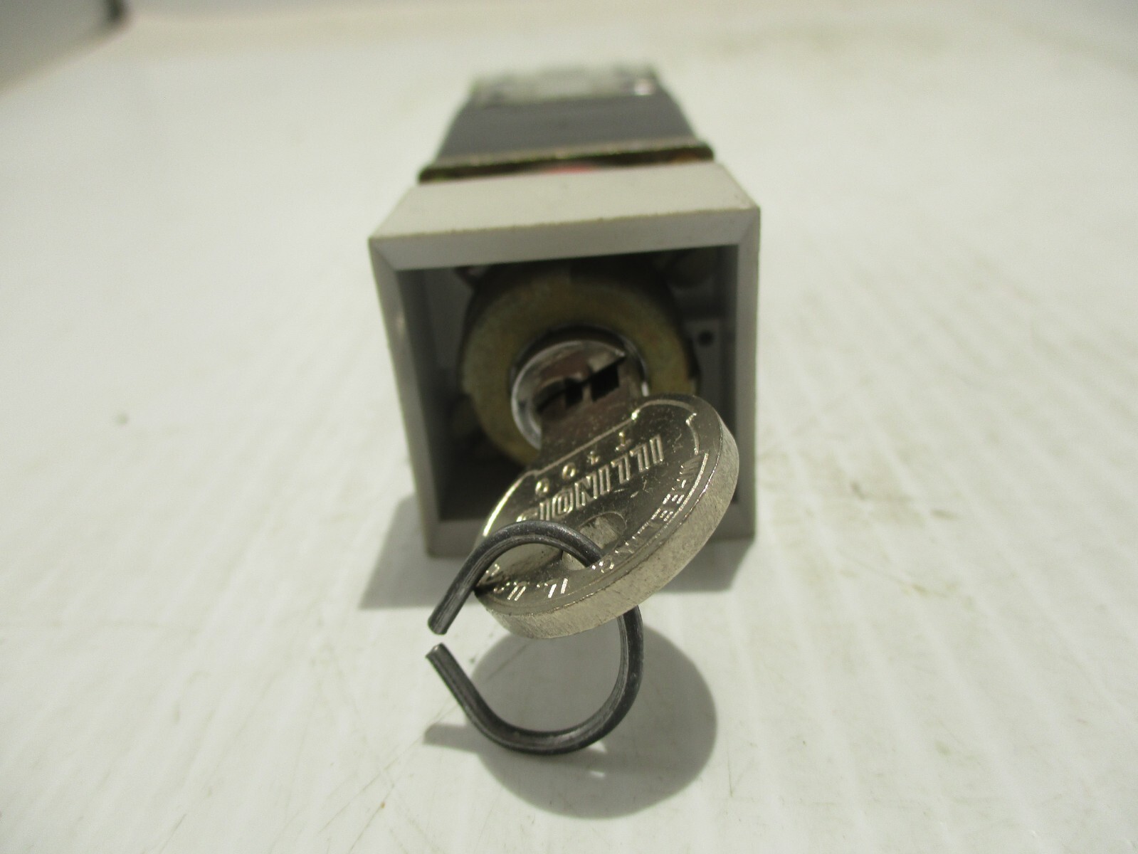 NEW ALLEN-BRADLEY 800MS-H33B SER A SELCTOR SWITCH W/ KEY