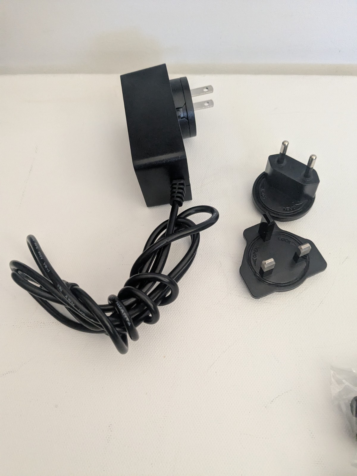 FANGOR Multimedia Projector Bundle Model F-206B with carrying case