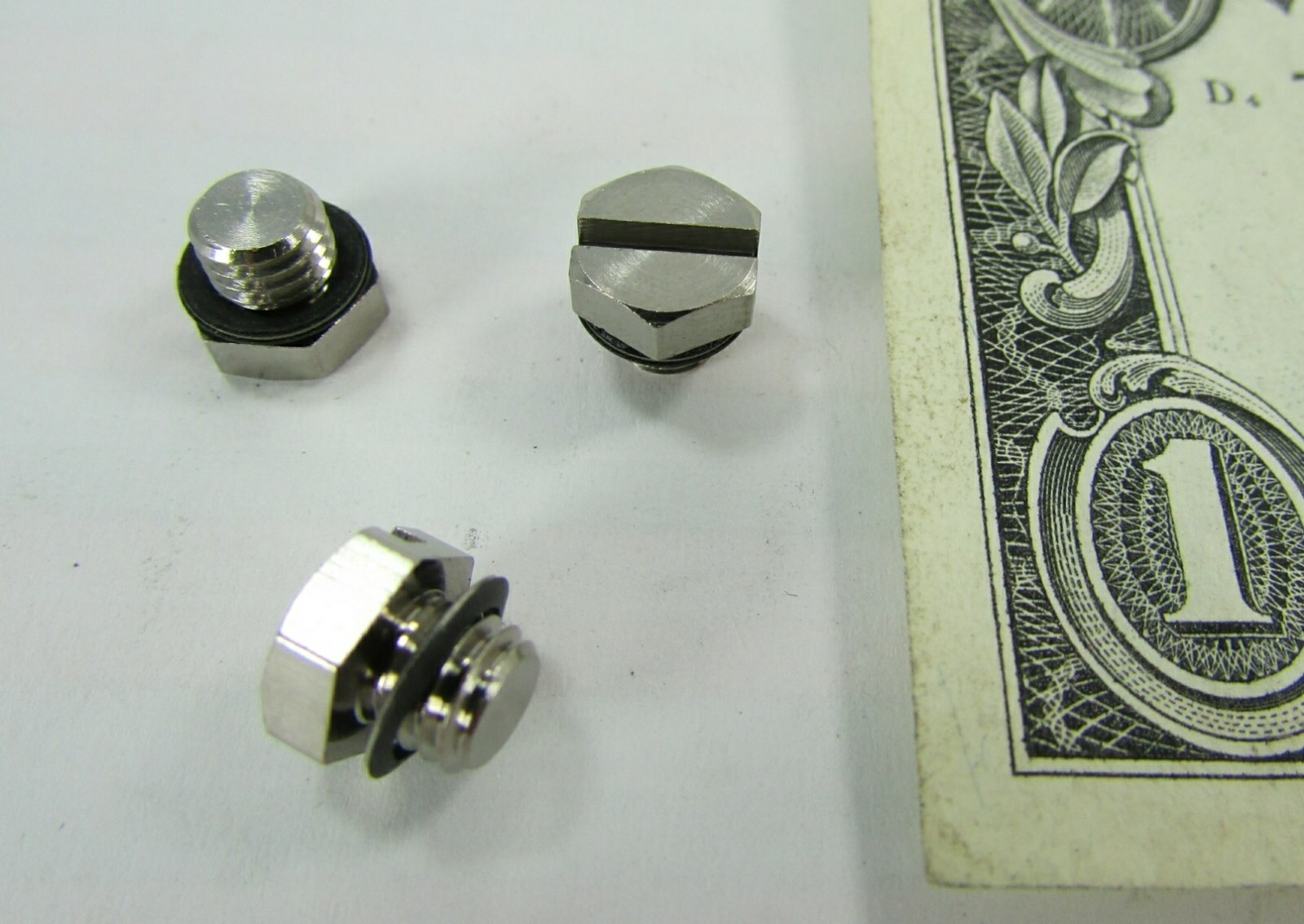 Lot 10 New SMC Metric Pneumatic Plug Fittings With Gaskets, M5 x .8 Threads M-5P