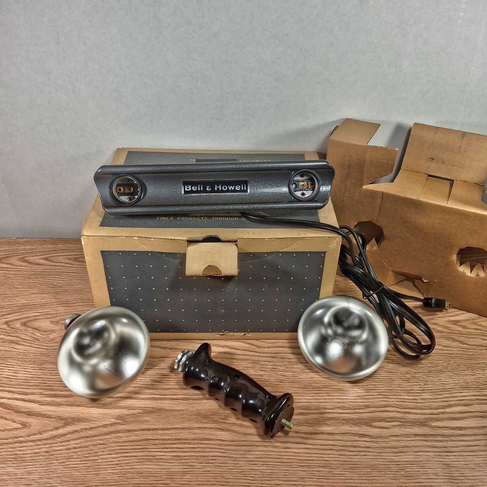 Vintage Bell & Howell Dual Photoflood Light Bar Kit w/ GE 275W Bulbs Handle Box