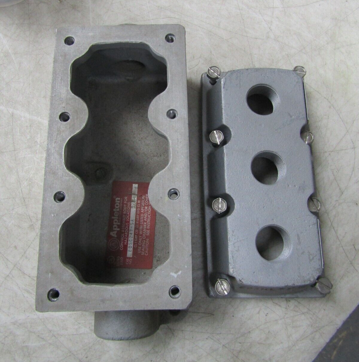 💥NEW APPLETON EDSC247SA 3-DEVICE BODY THROUGH 1" W/ EDSKL3PB 3 HOLE COVER