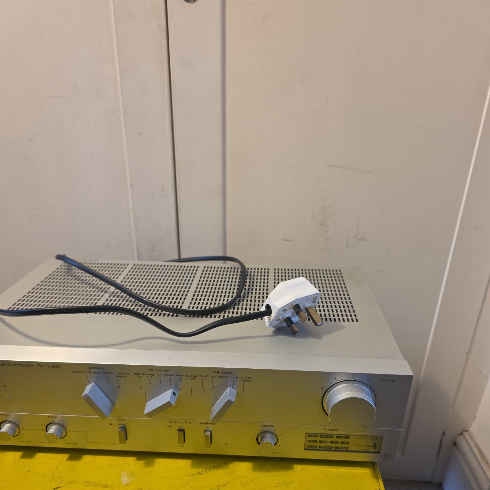 Technics SU-V303 stereo amplifier. Clean condition, Japan.