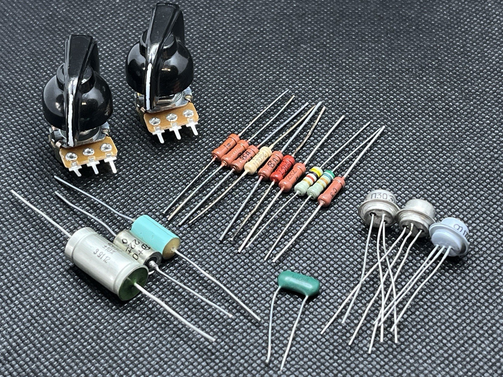 KIT  Fuzz Zonk Machine Mk1 NOS Radioparts Matched Transistors Nice Sound