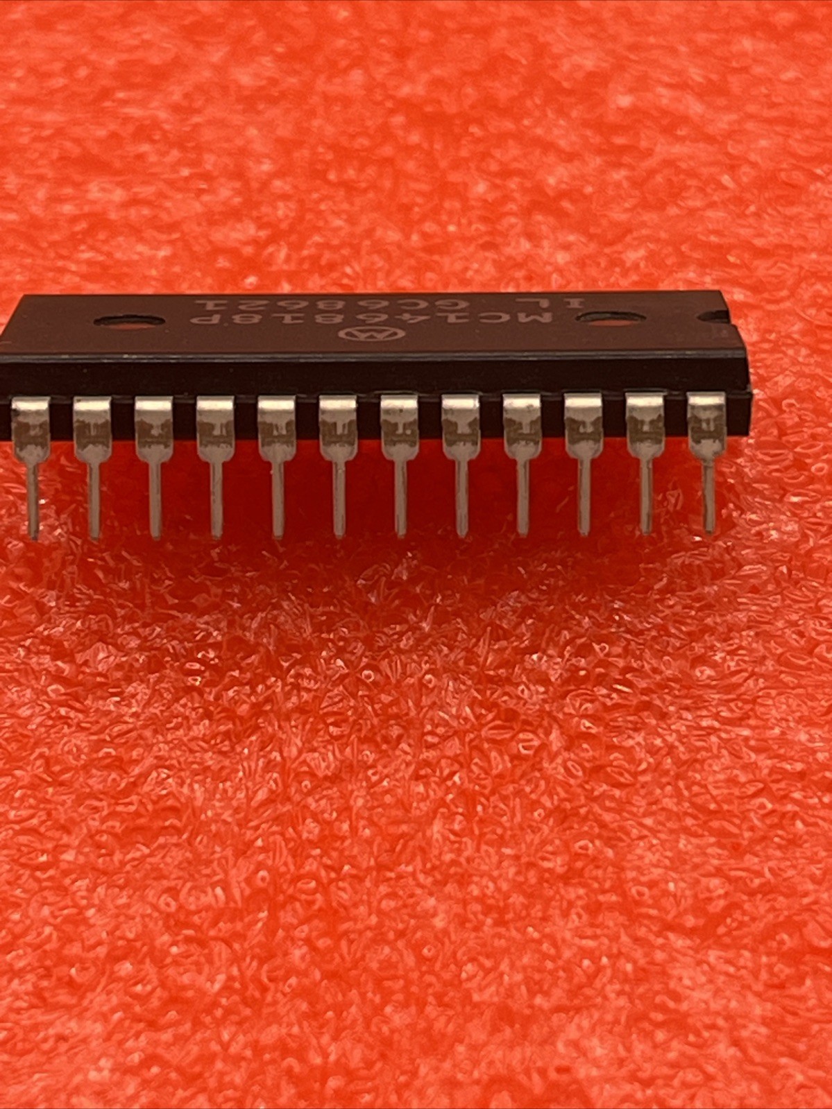 MC146818P MOTOROLA - IC - 24PIN DIP - NOS
