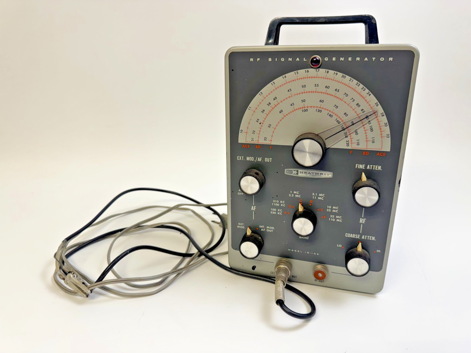 Heathkit IG-102 RF Signal Generator by Daystrom - Vintage Ham Test Equipment