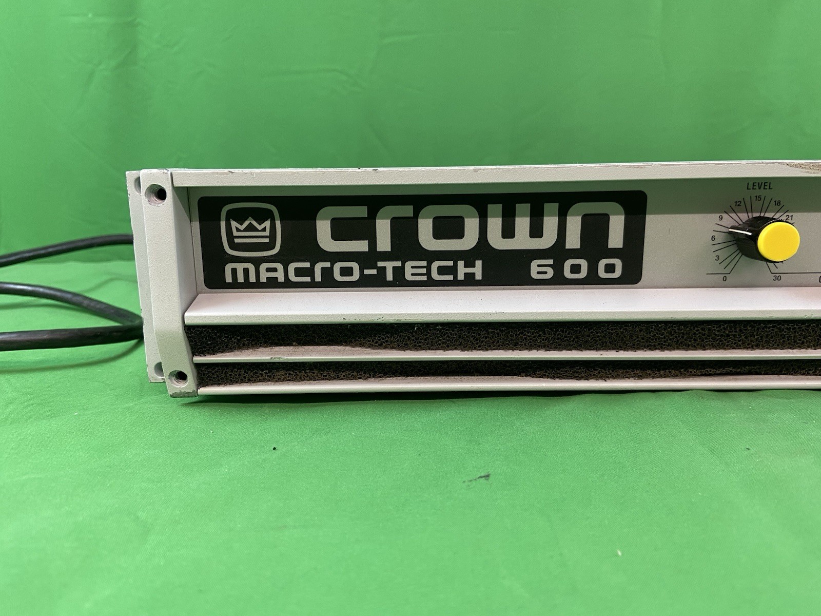 CROWN MACRO-TECH 600, 2 CHANNEL POWER AMPLIFIER