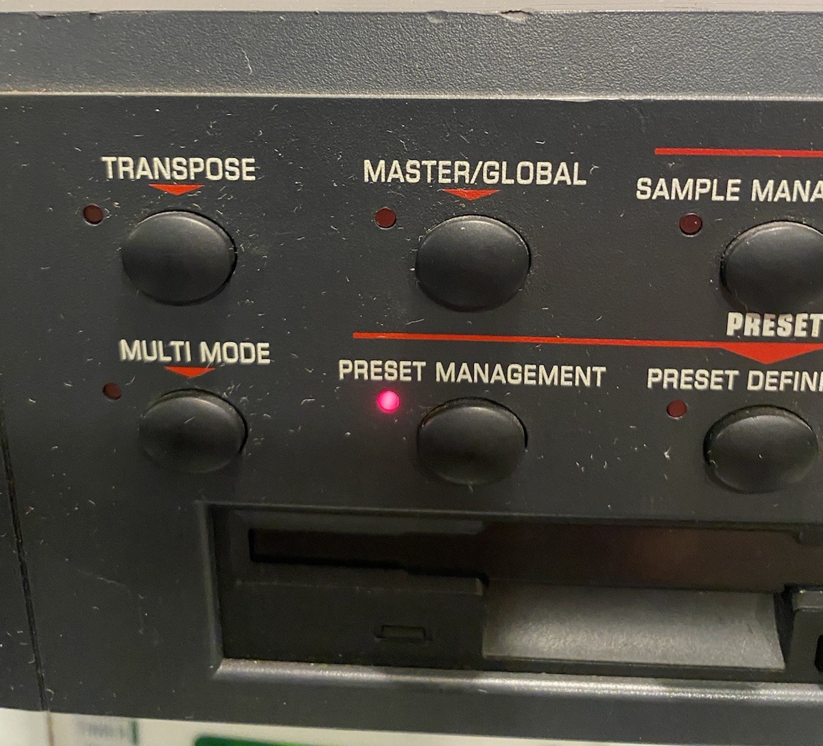 E-MU ESI-32 Rackmount 32-Voice Digital Sampler Powers Up