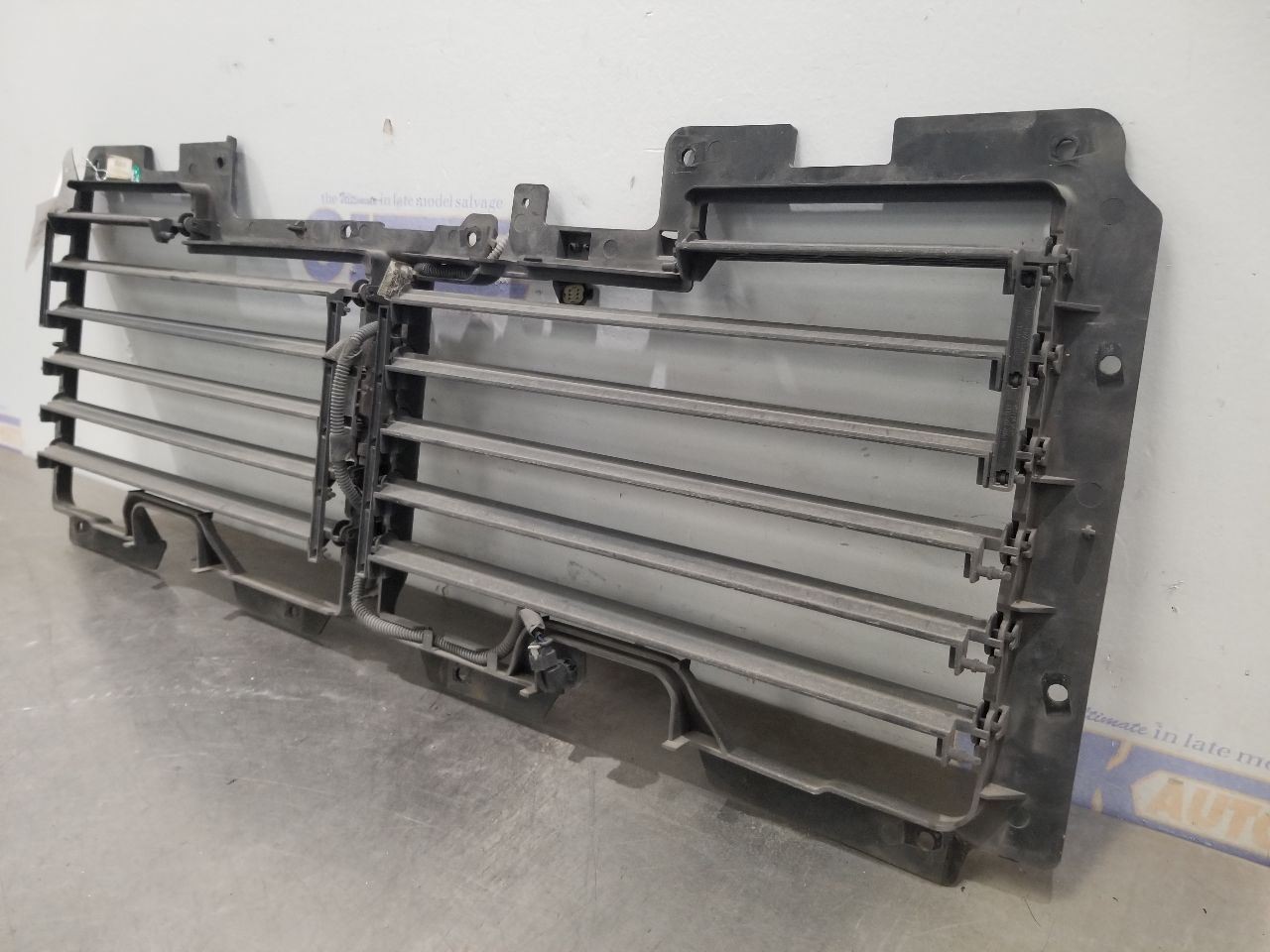 17 CADILLAC ESCALADE AIR SHUTTER 6.2L