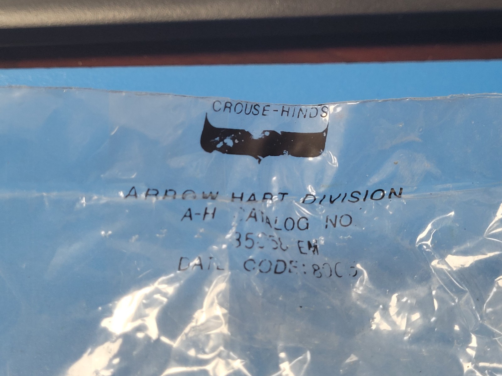 (1 PC) MS35058-21 CROUSE Toggle Switch, SPDT, On-off-on, Latched, 25A, 28VDC