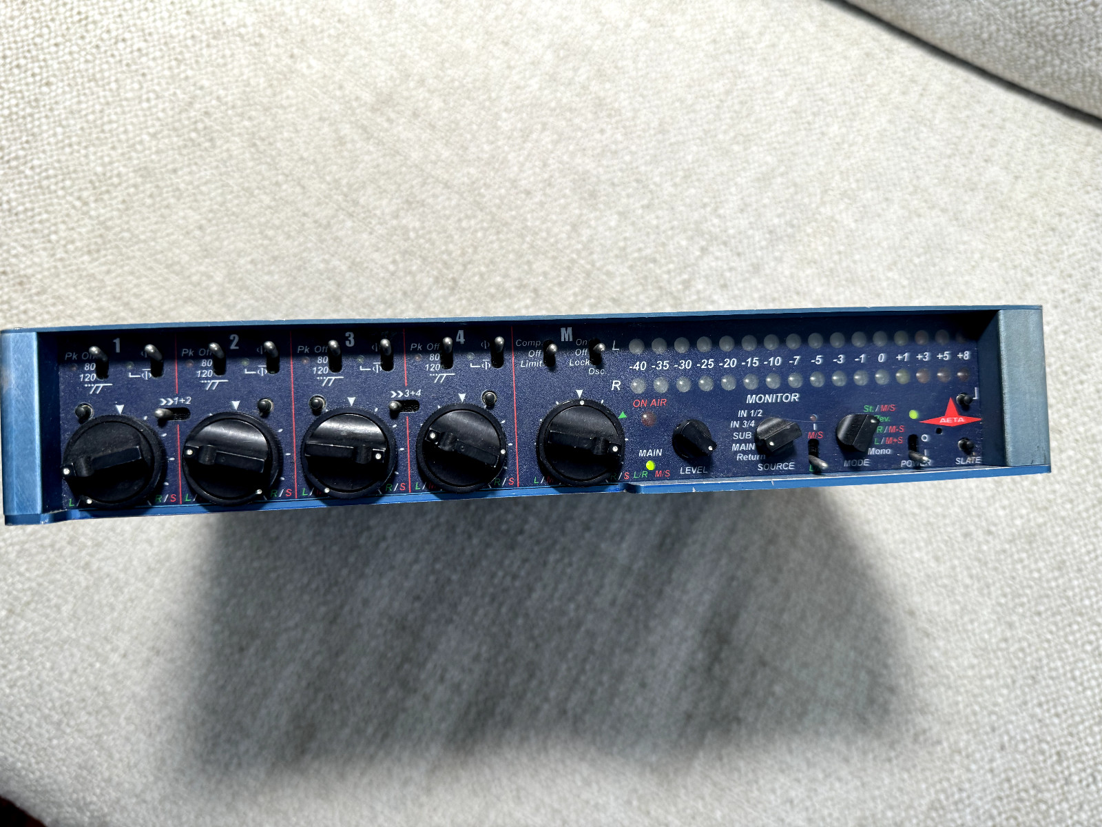 AETA Audio MIX 2000   4 channel analog battery powered audio mixer