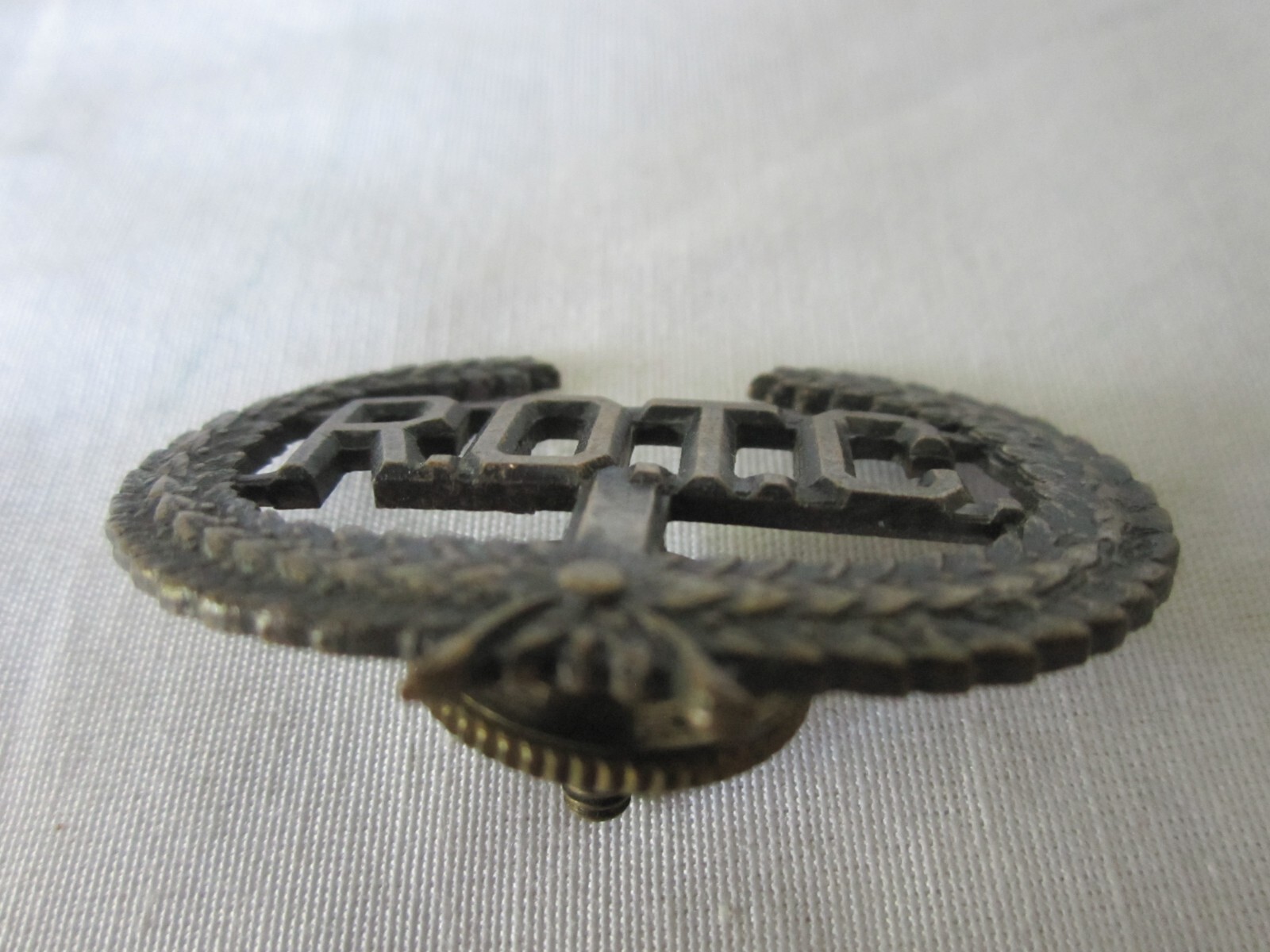 Vintage 1930's US Army Bronze ROTC Wreath Crest Screw Back Hat Pin Badge 1-3/4"
