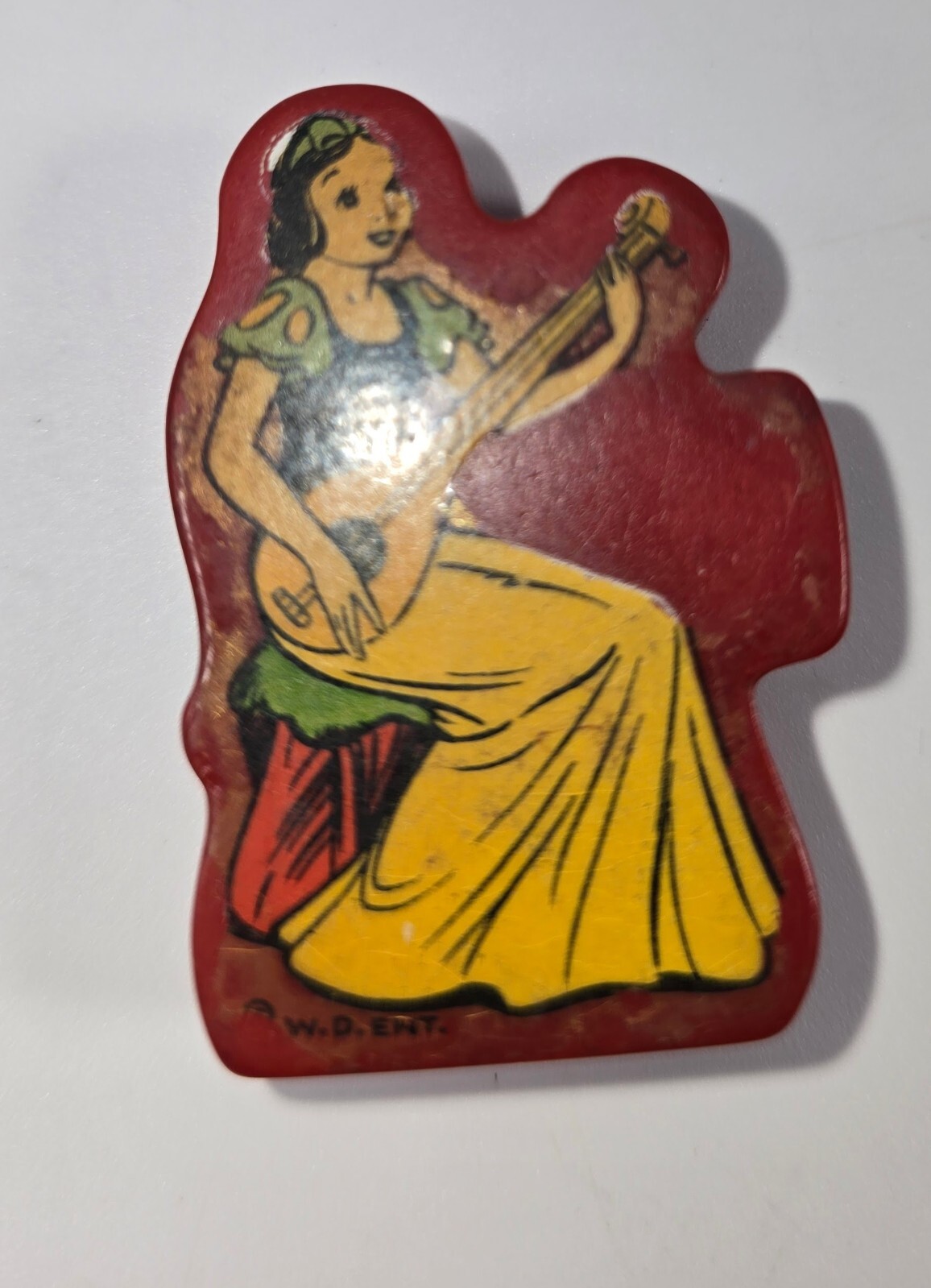 🍎 1930s Disney Snow White Bakelite Pencil Sharpener – Red Bakelite Variant ✏️🎶