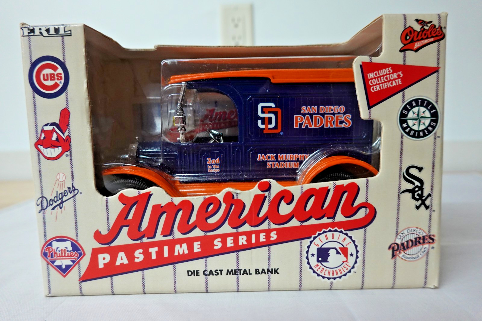 ERTL B363 SAN DIEGO PADRES  AMERICAN PASTIME SERIES DIECAST METAL BANK 1994