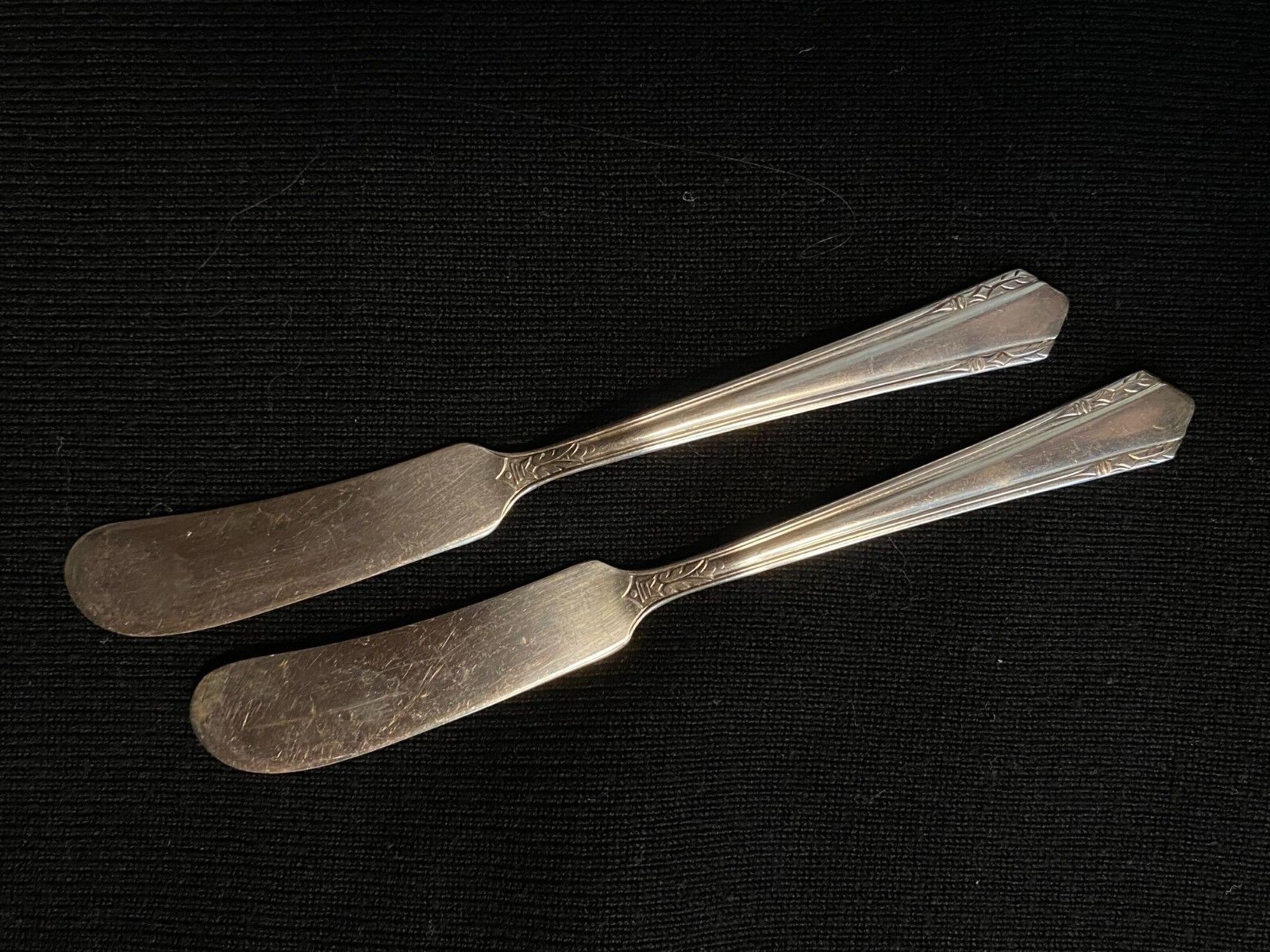 WM A Rogers Silver Plate Butter Knives/Spreaders (2) Malibu Pattern (c 1935)