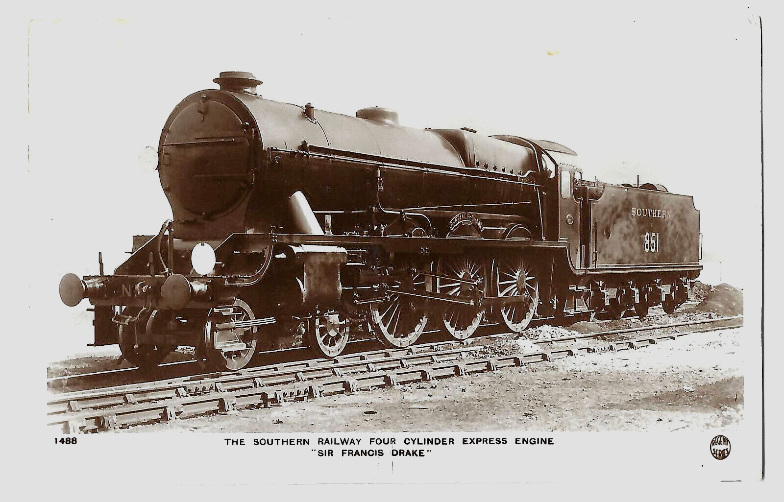 THE SOUTHERN RAILWAY 4 CYLINDER EXPRESS ENGINE "SIR FRANCIS DRAKE" postcard