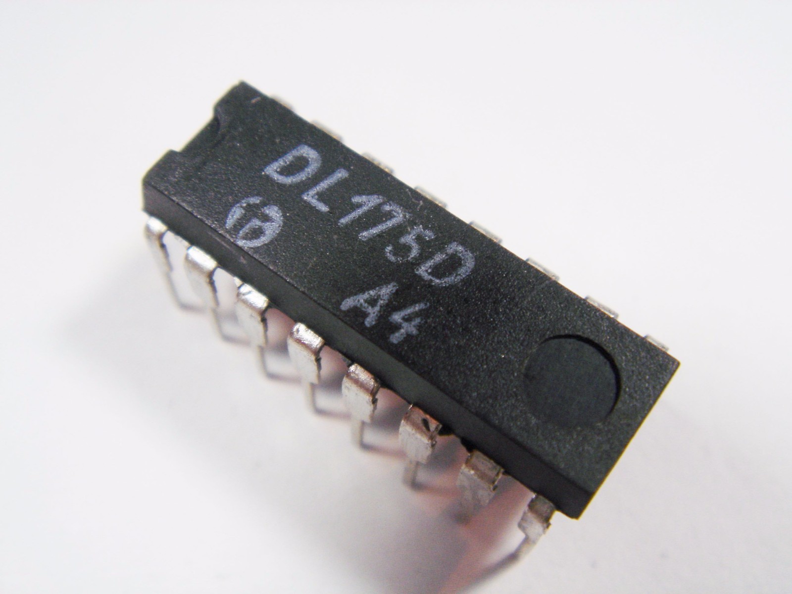 SN 74LS175 = DL175 4x D Memory with Complementary Outputs #AR11
