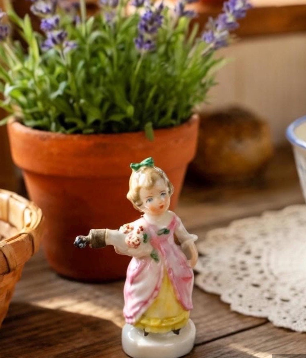 Vintage 1920s German Porcelain Egg Timer Girl Figure 7880-Germany-Free Shipping