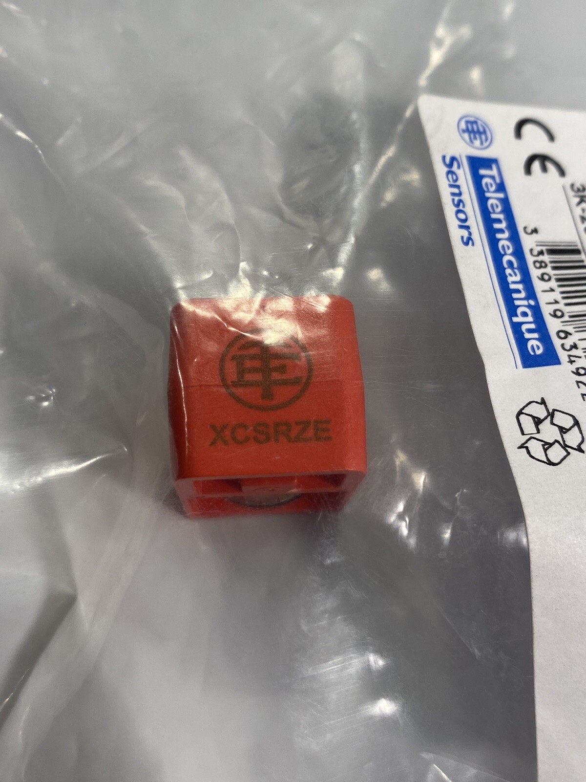 Sealed Telemecanique XCSRZE Loopback Device M12 Plug for Daisy-Chain Models USA