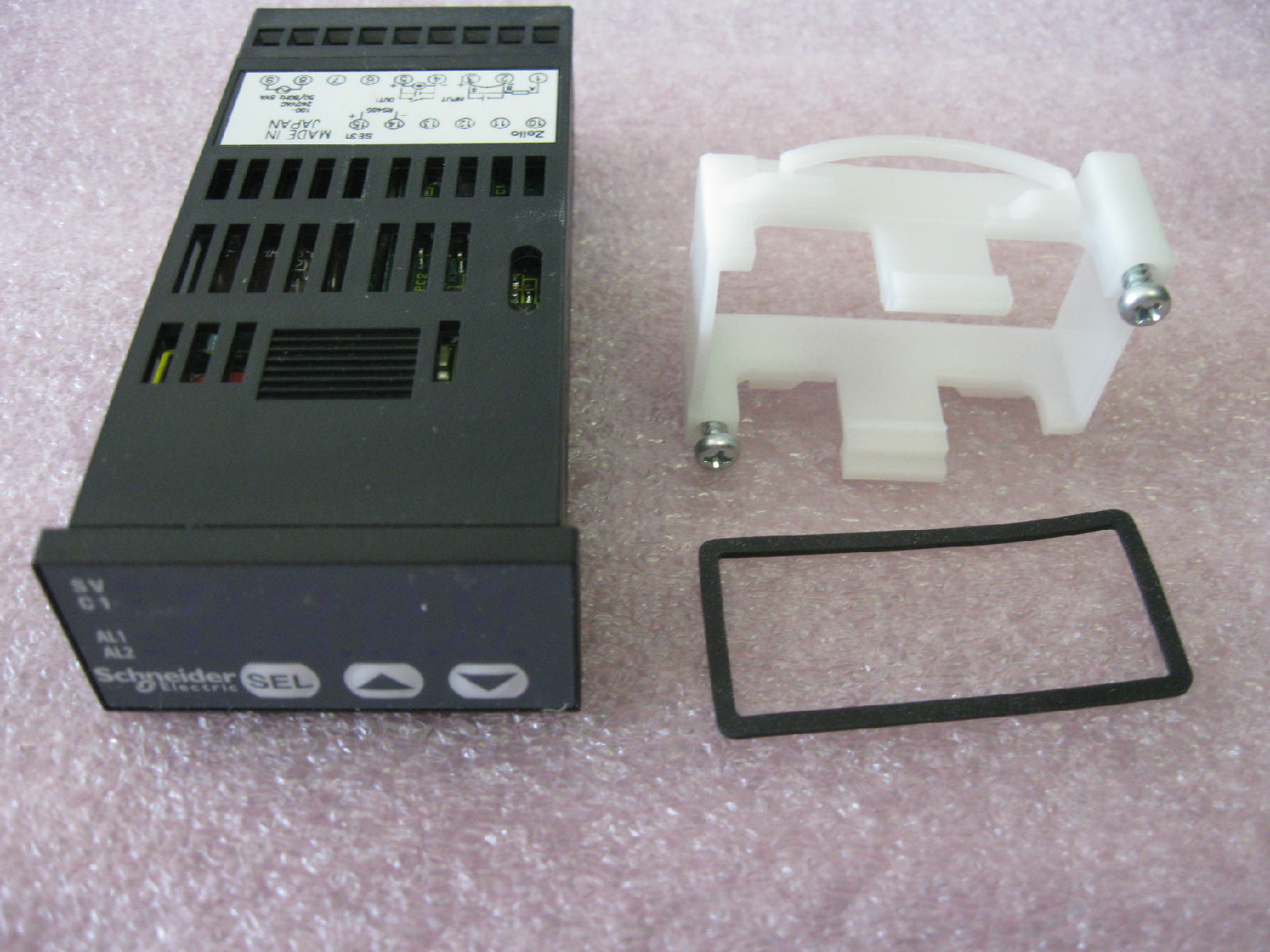 SCHNEIDER REG24PTP1LHU TEMPERATURE CONTROL-NIB