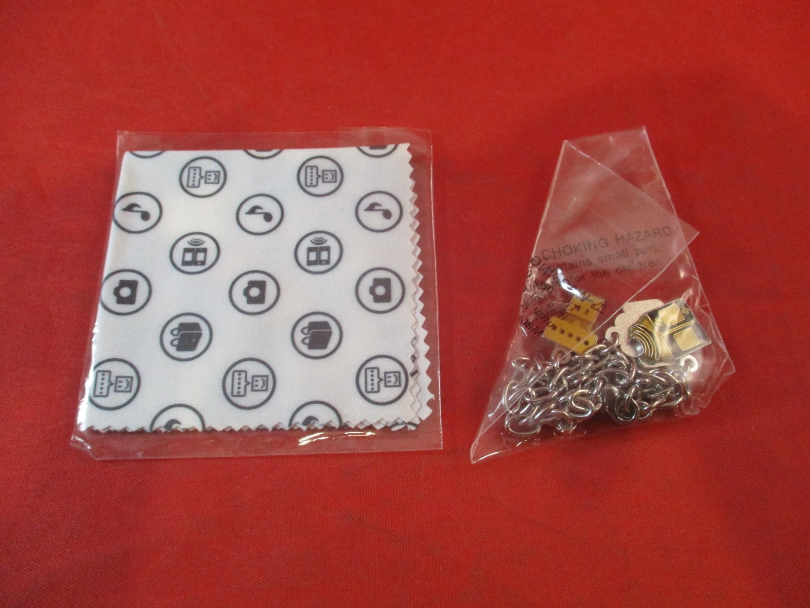 Nintendo DSi System Console Promotional Charm Bracelet & Cleaning Cloth *NEW*
