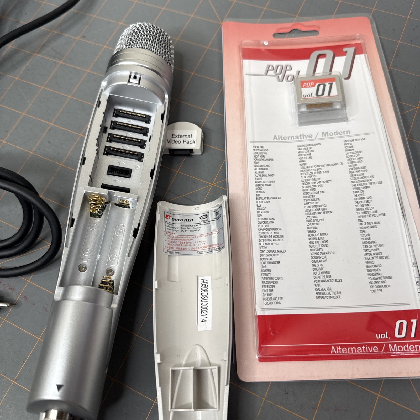 WOW! Magic Sing ED-8000 Karaoke Mic, Case, Cables and Extra Cartridge