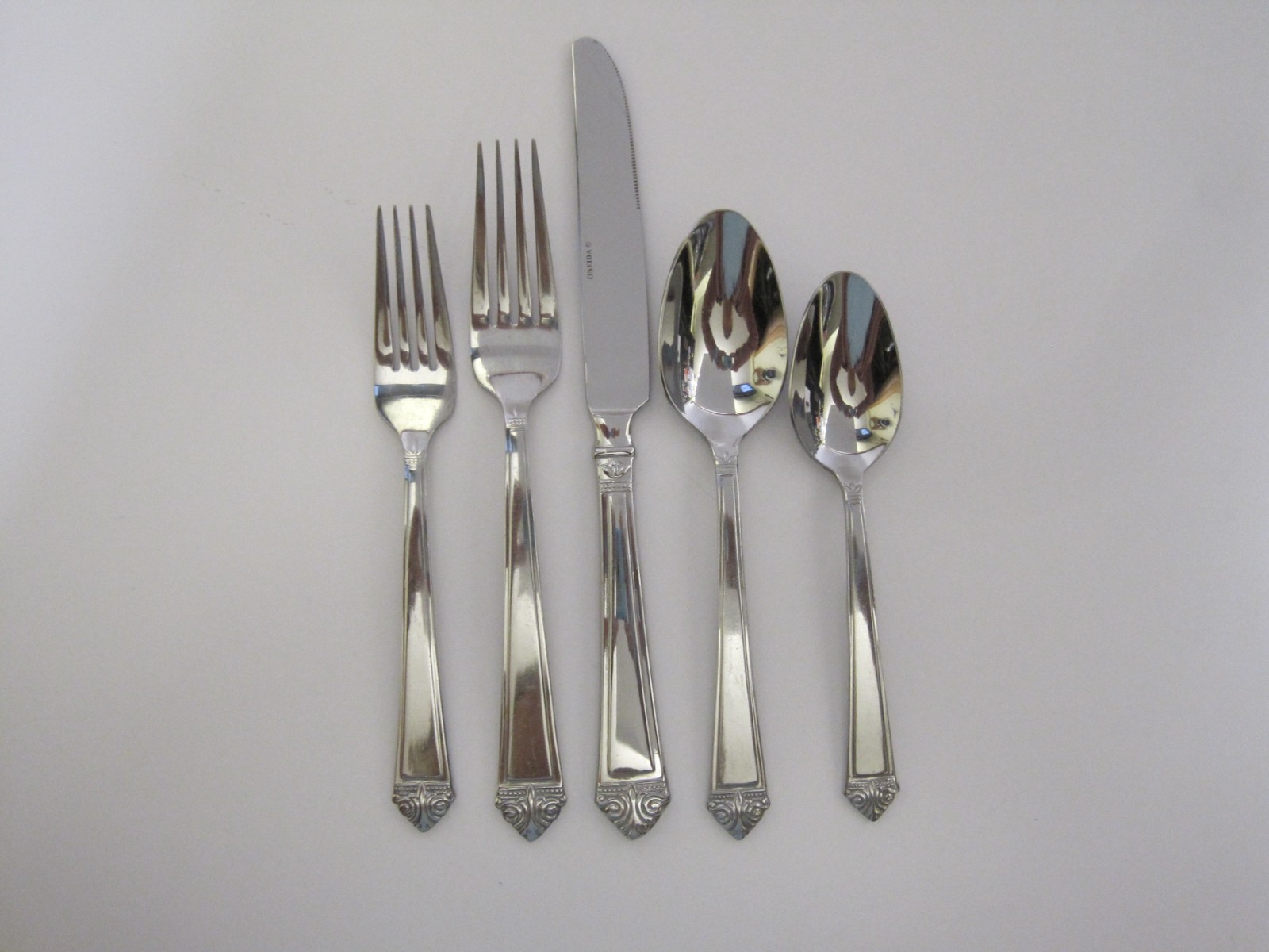 Oneida - Agusta EAVE - Stainless Steel 20pc. Flatware Set (Service for Four)