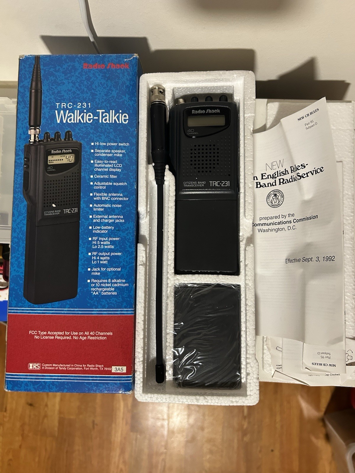 WALKIE TALKYIE Radio Shack  TRC-231 PL 40-Channel CB Radio Open Box New