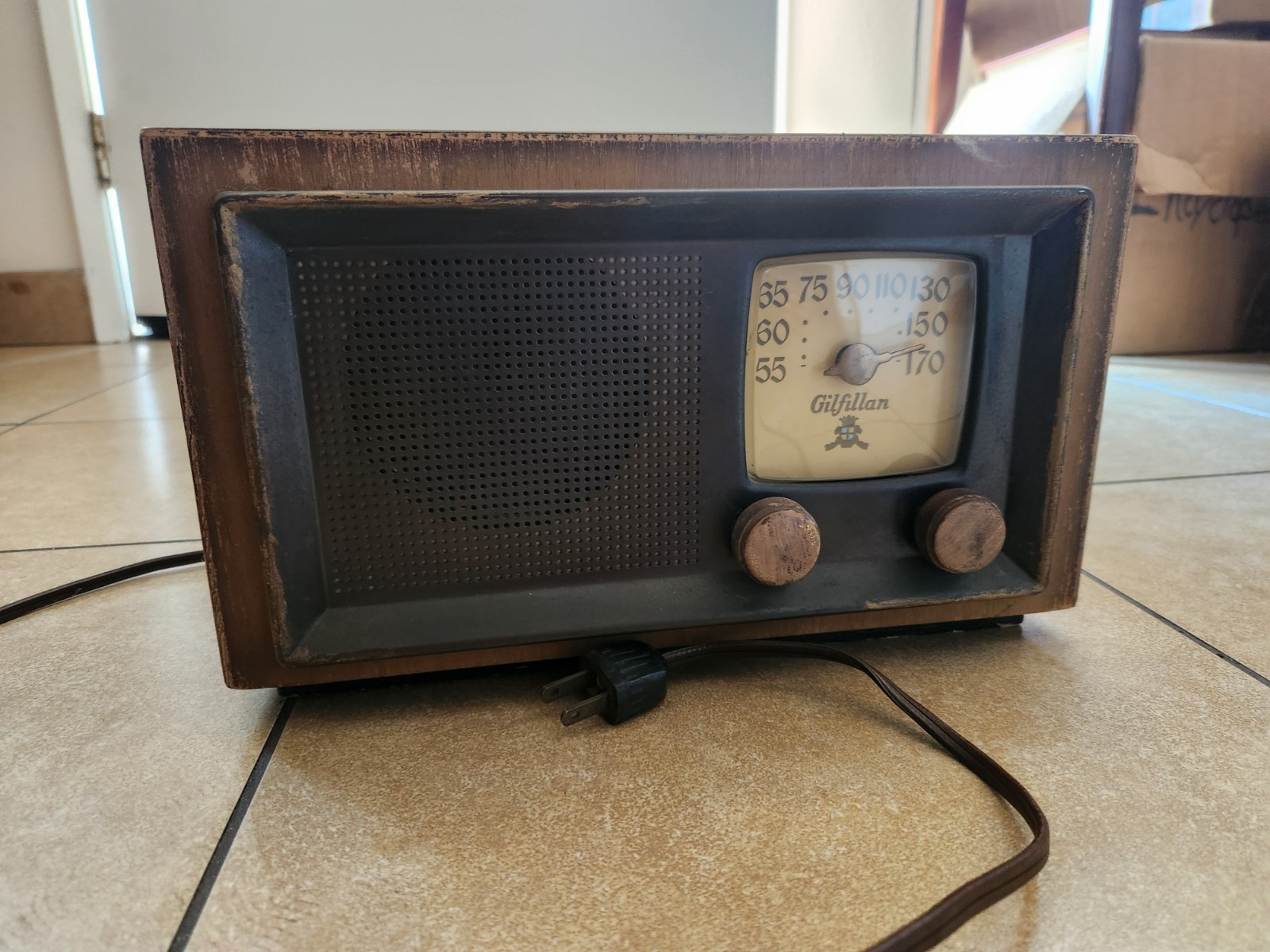 Vintage Gilfillan tube radio Model 56B Working
