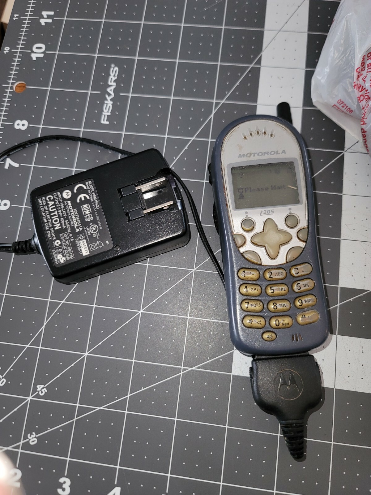 Vintage Motorola I205 (Powers On) With Charging Cable