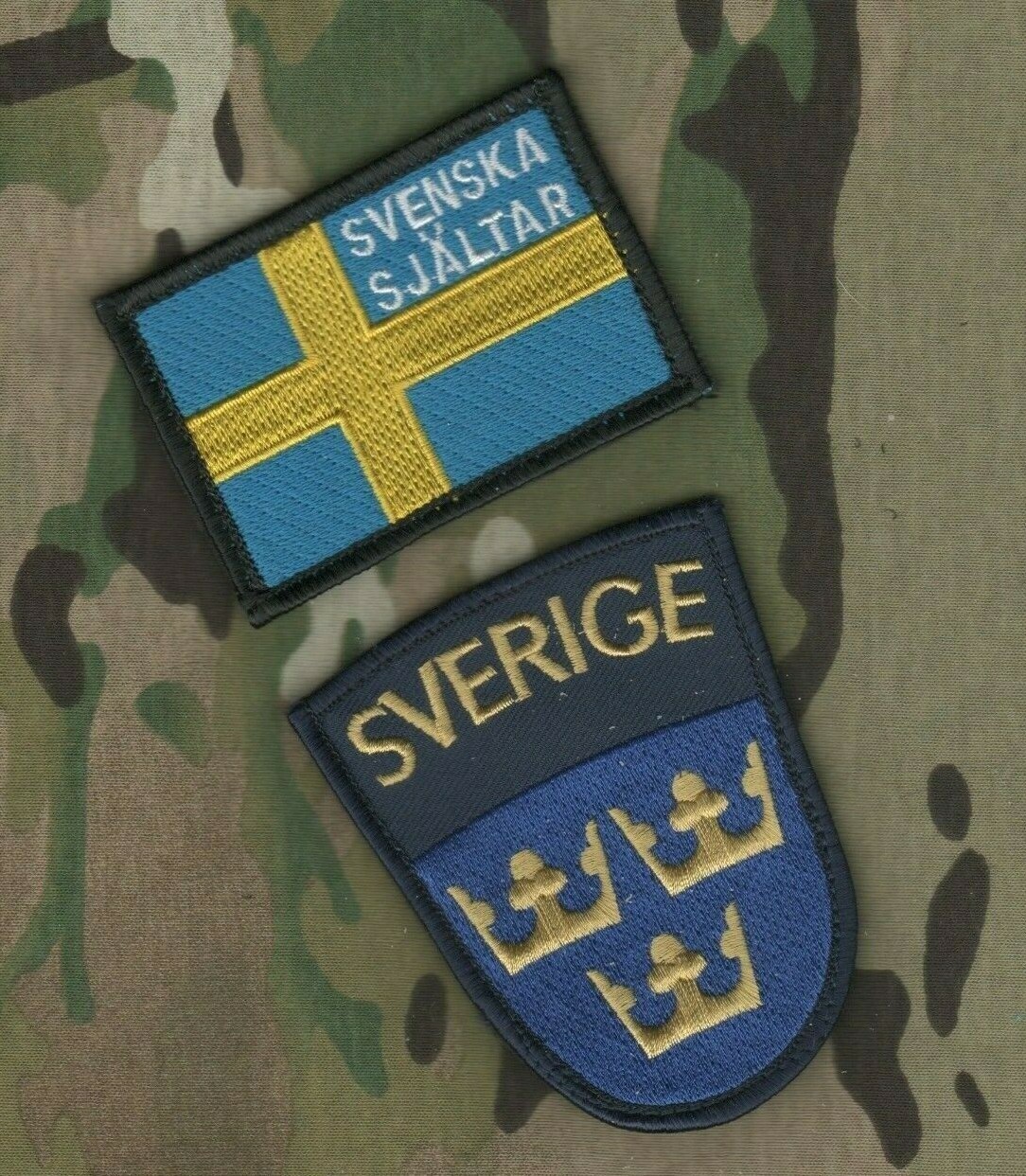 SWEDEN Svenska armén vêlkrö 2-INSIGNIA: Swedish Army + Flag (SVENSKA SJÄLTAR)