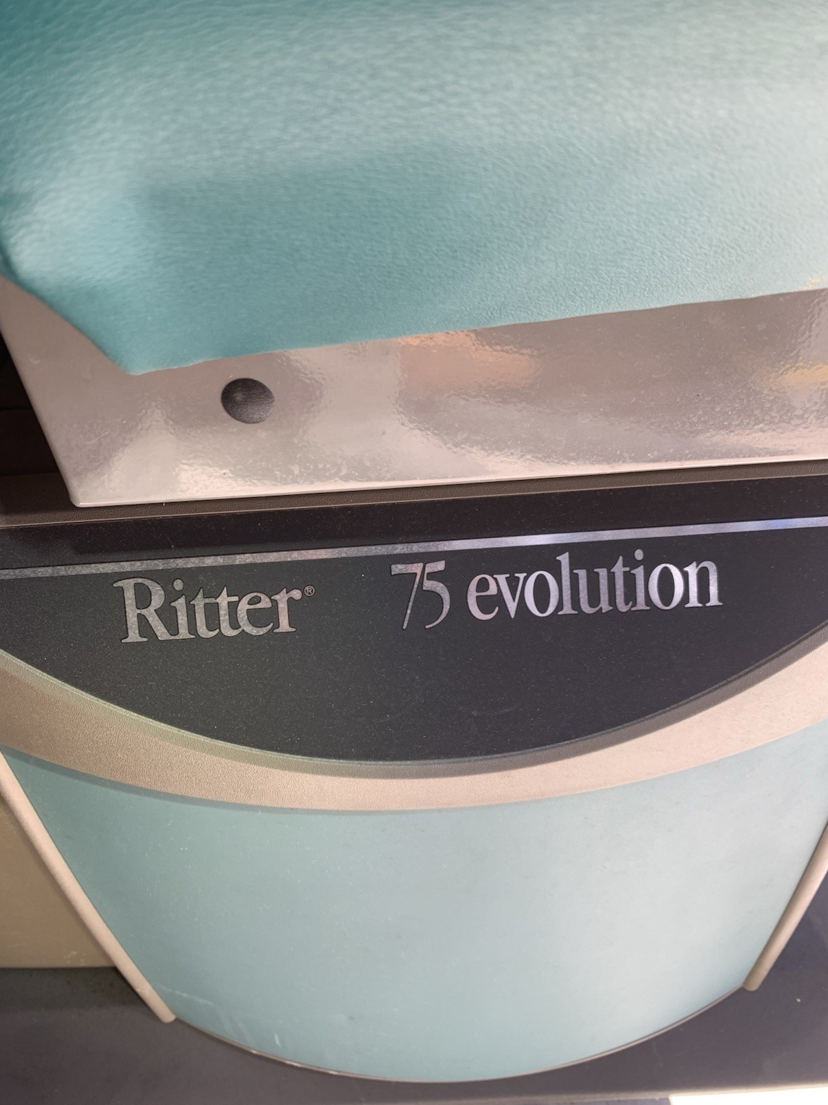 Ritter Midmark Model 119-014 75L Evolution Powered Examination Chair ~ 31423