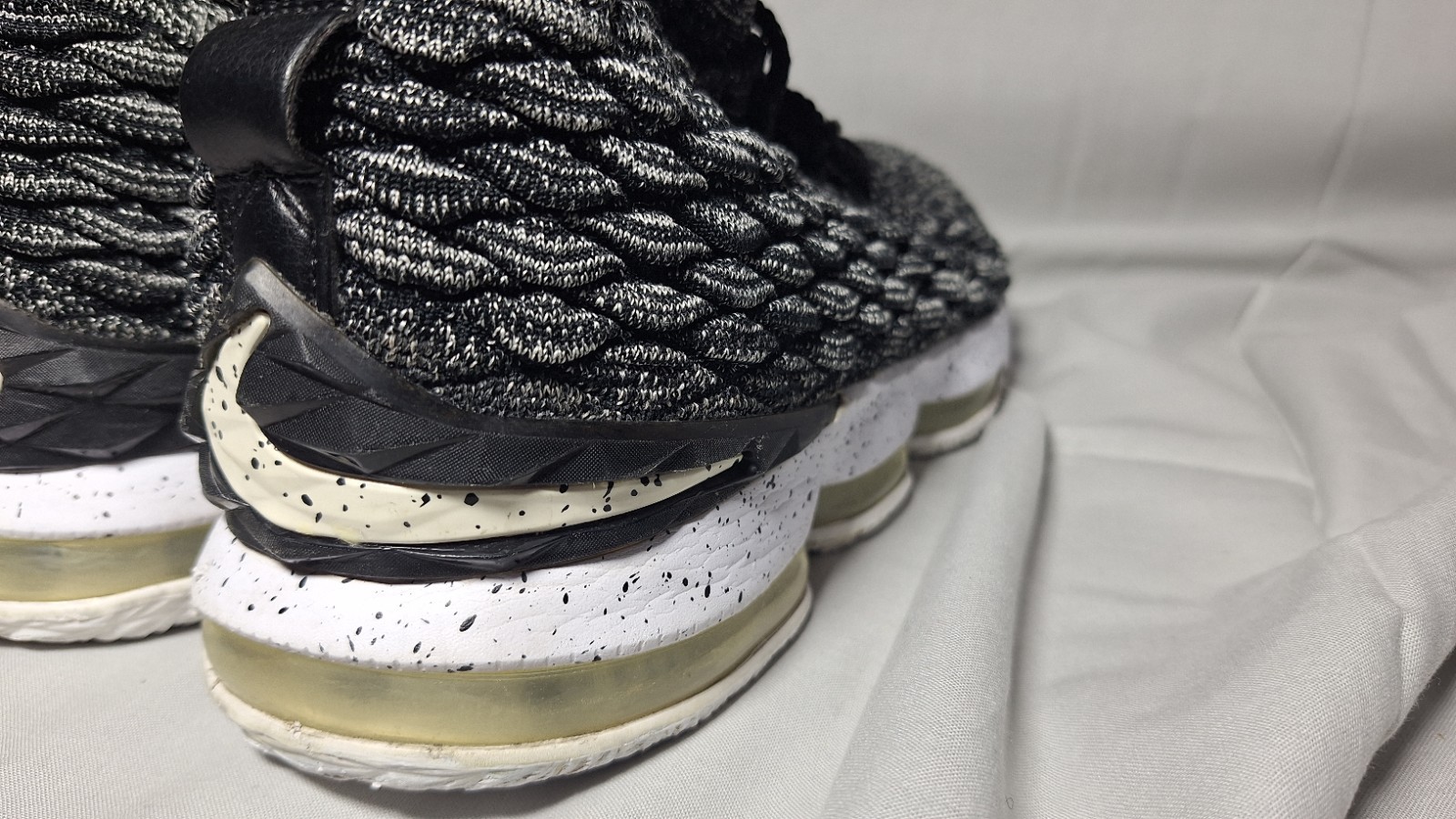 Size 10.5 - Nike LeBron 15 Ashes - 897648-002