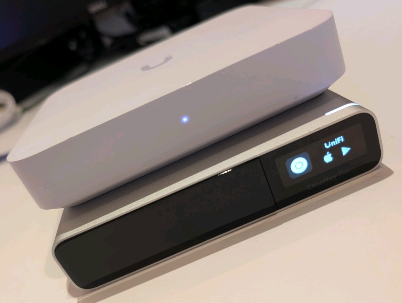 Unifi UXG-Max, Unifi Cloud Key Gen 2 Plus, Included 1 TB SSD installed
