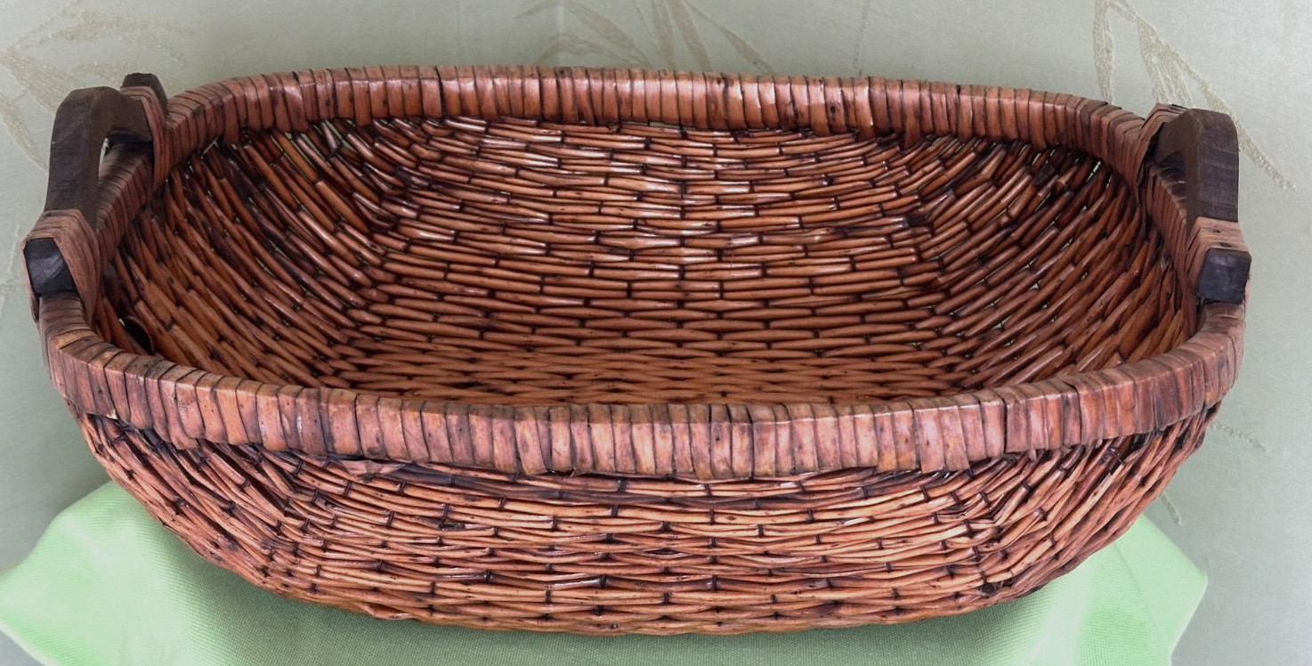 CENTERFPIECE DISPLAY BASKET WITH HANDLES:PRE-OWNED (BEAUTIFUL CONDITION)