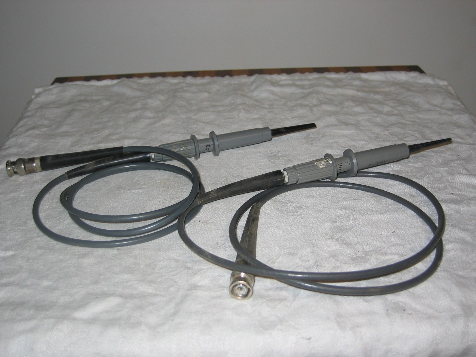 One Pair TEKTRONIX P6006 BNC 3.5 10 X 7pf 10MΩ SCREW-ON 013-0071-00 Loc G1