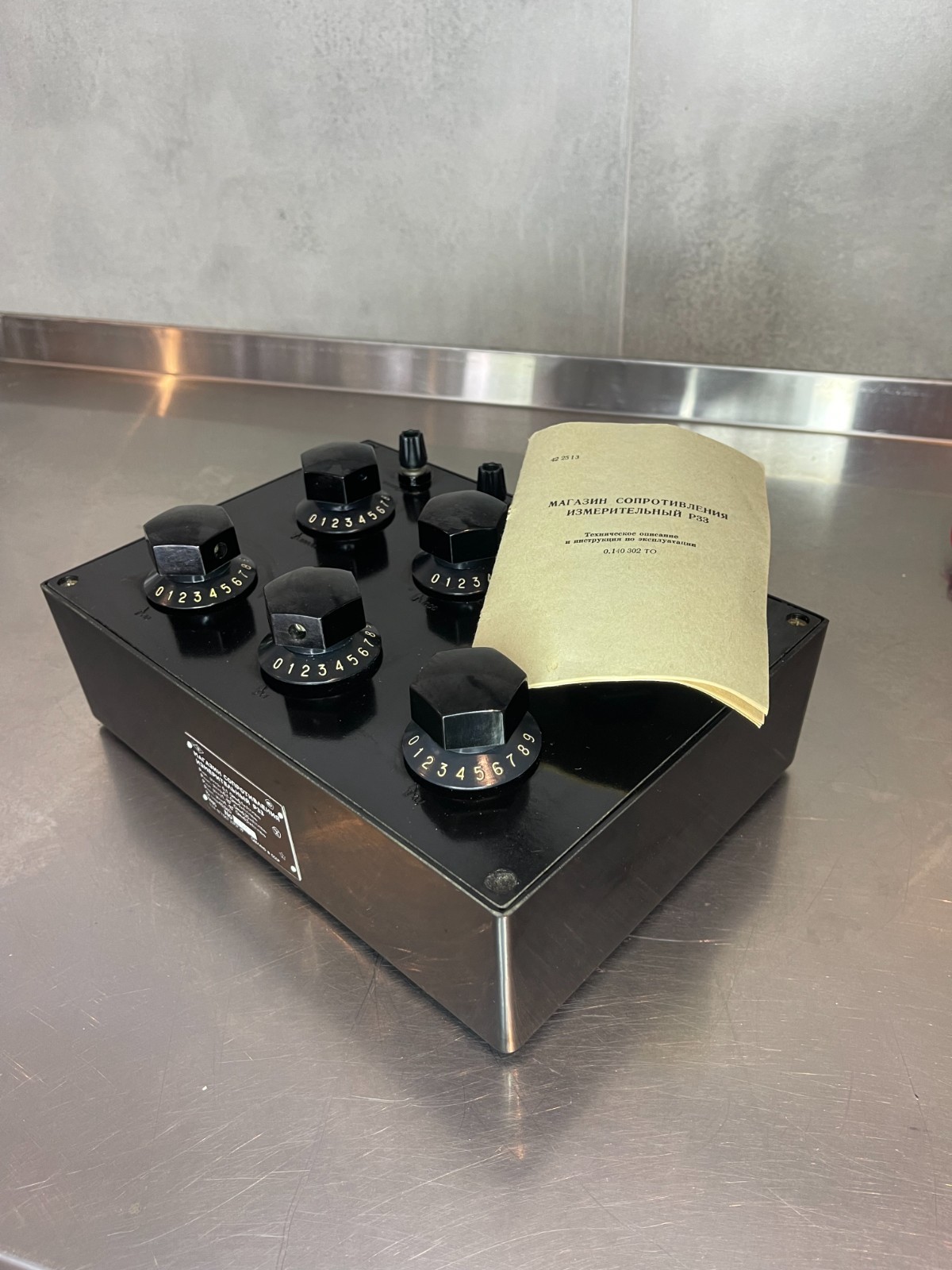 0  0.1 1 10 100 1000 10000 100000 Ohm kOhm decade resistance standard box