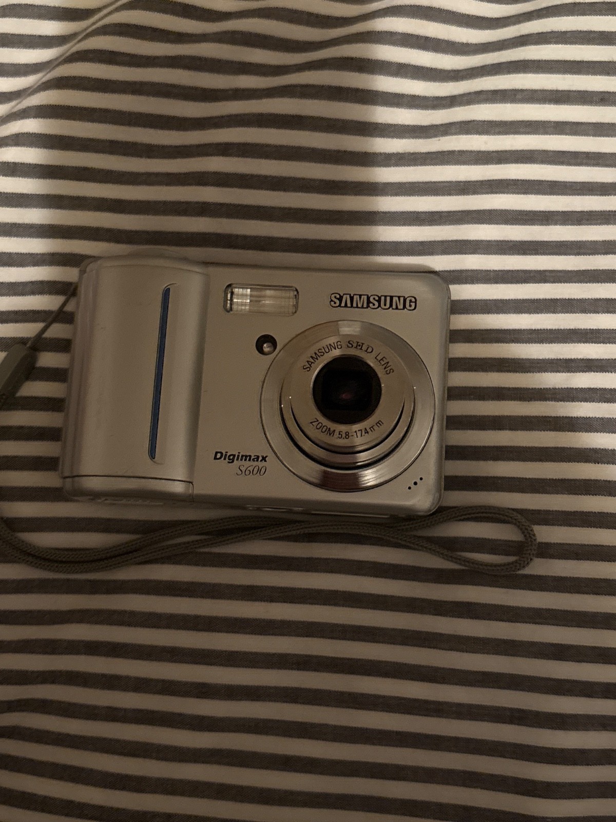 Samsung Digimax S600 6MP Digital Camera with 3x Optical Zoom, Silver