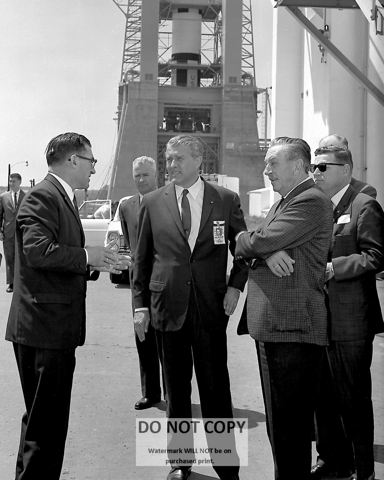 WERNHER VON BRAUN & WALT DISNEY TOUR MARSHALL CENTER - 8X10 NASA PHOTO (EP-475)