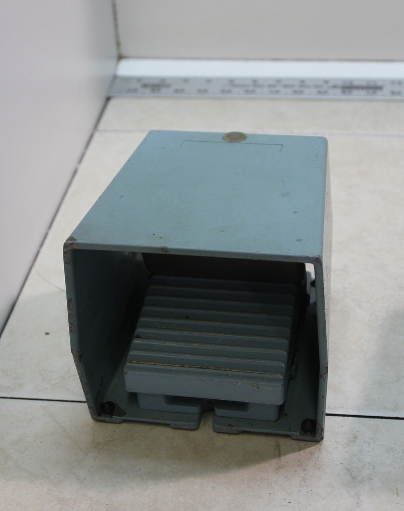 TELEMECANIQUE XPE-M510 FOOT SWITCH SQUERE D