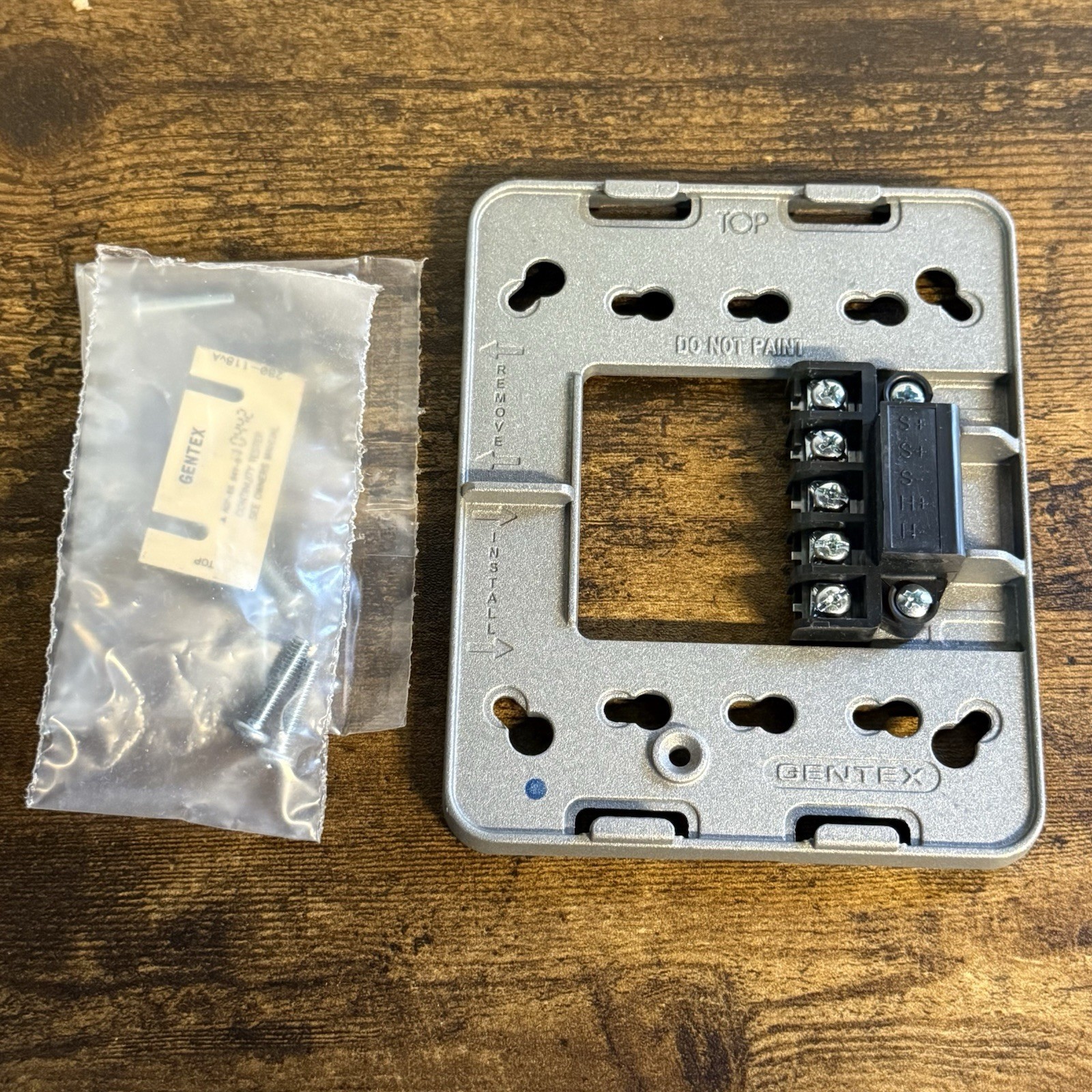 NEW SECUTRON 901-0201-000SEC MRA-ST2/HS2-MP Horn Strobe Bracket Assy