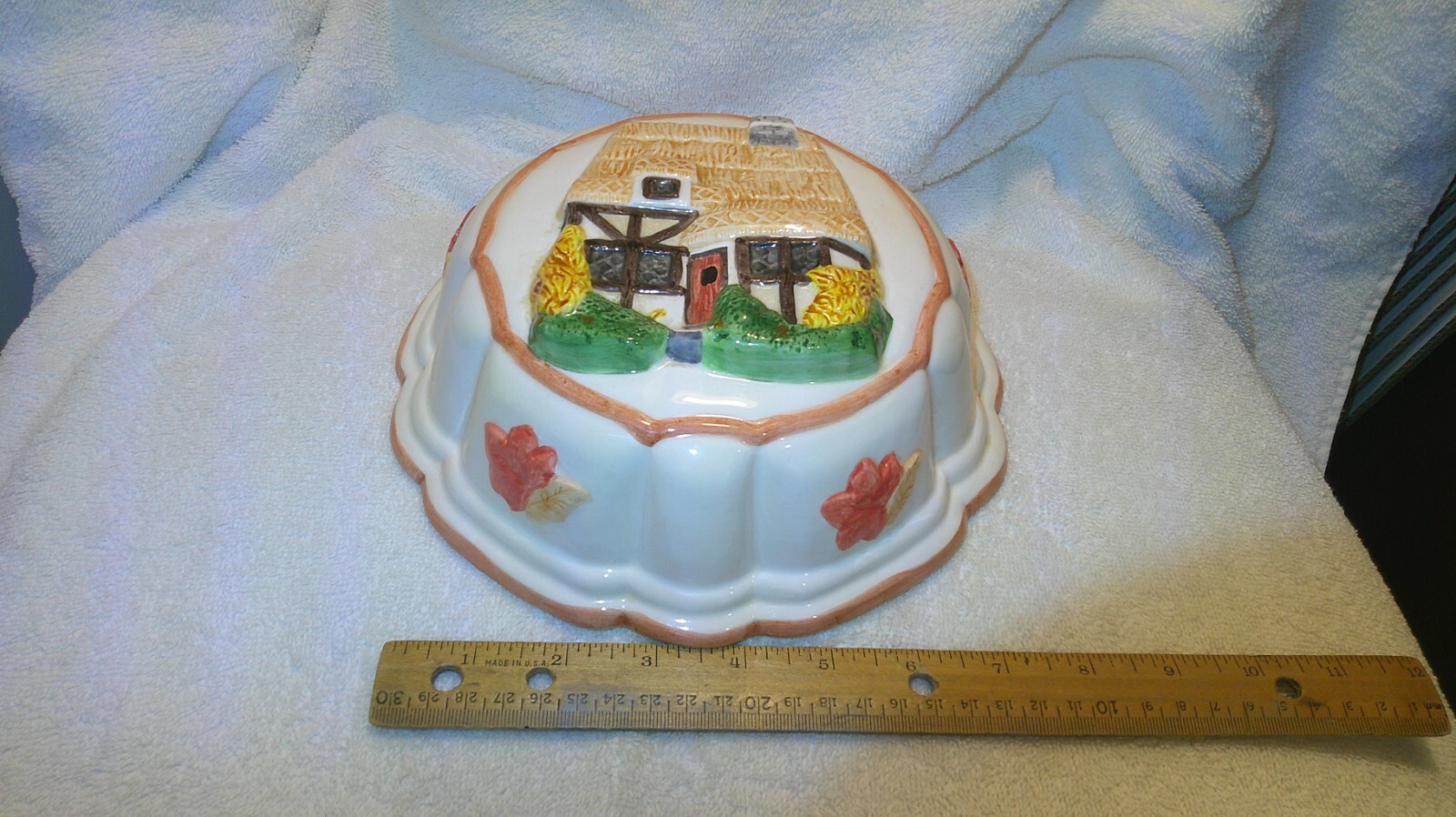 LARGE COTTAGE WALL DECORATION APPROX. 8" ACROSS