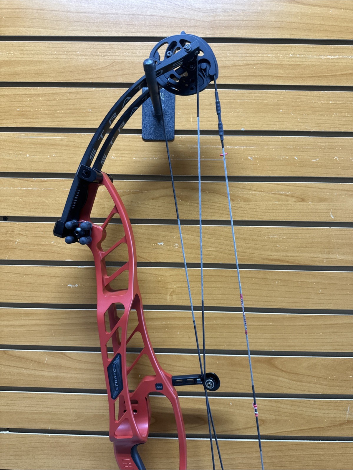 Hoyt Stratos 40 Compound Bow - RH - 50-60# - 25.5-29” - Item 6025