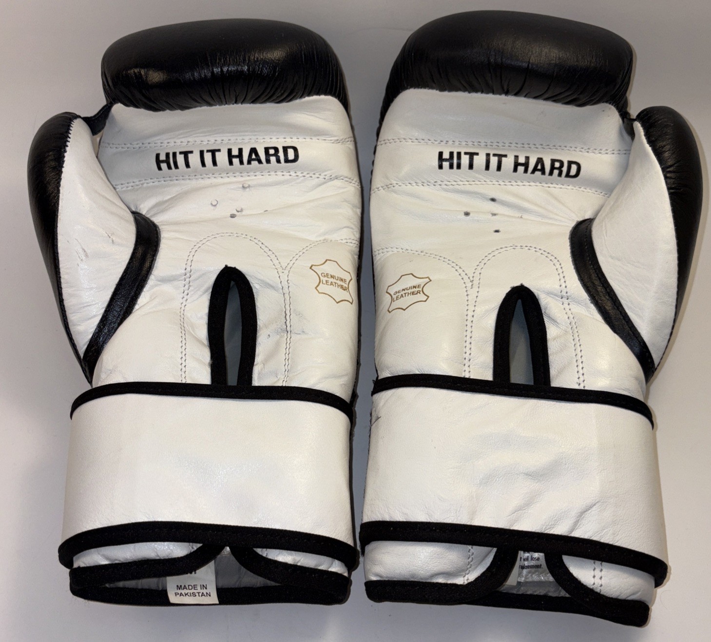 Boxing Gloves - Hit It Hard: Black & White / pre-owned