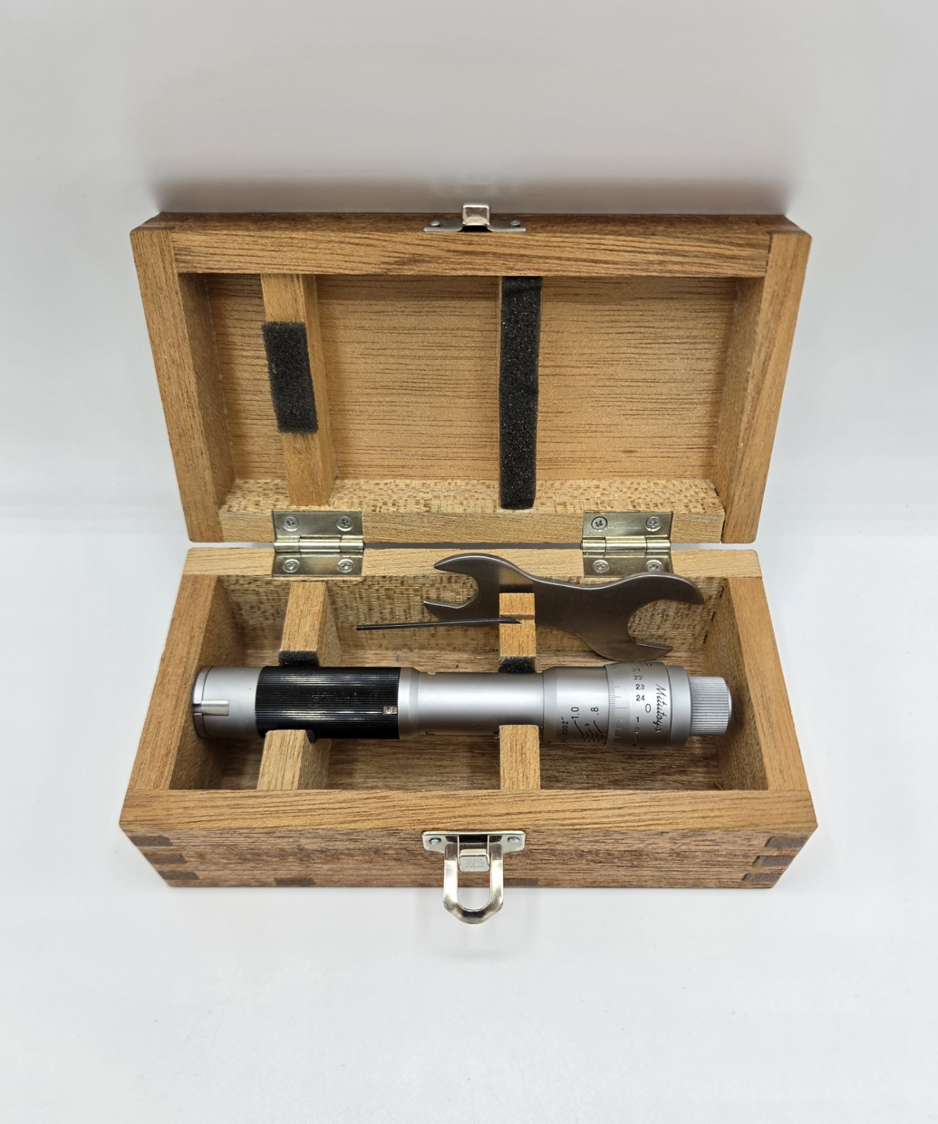Mitutoyo 368-806 .8-1" Holtest Bore Micrometer Japan Great Condition with Box