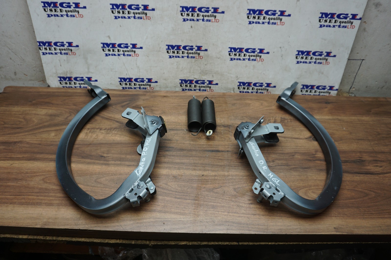 ALFA ROMEO GIULIA 952 PAIR BOOT LID TAILGATE HINGE SPRINGS STRUT SET  2016-2021