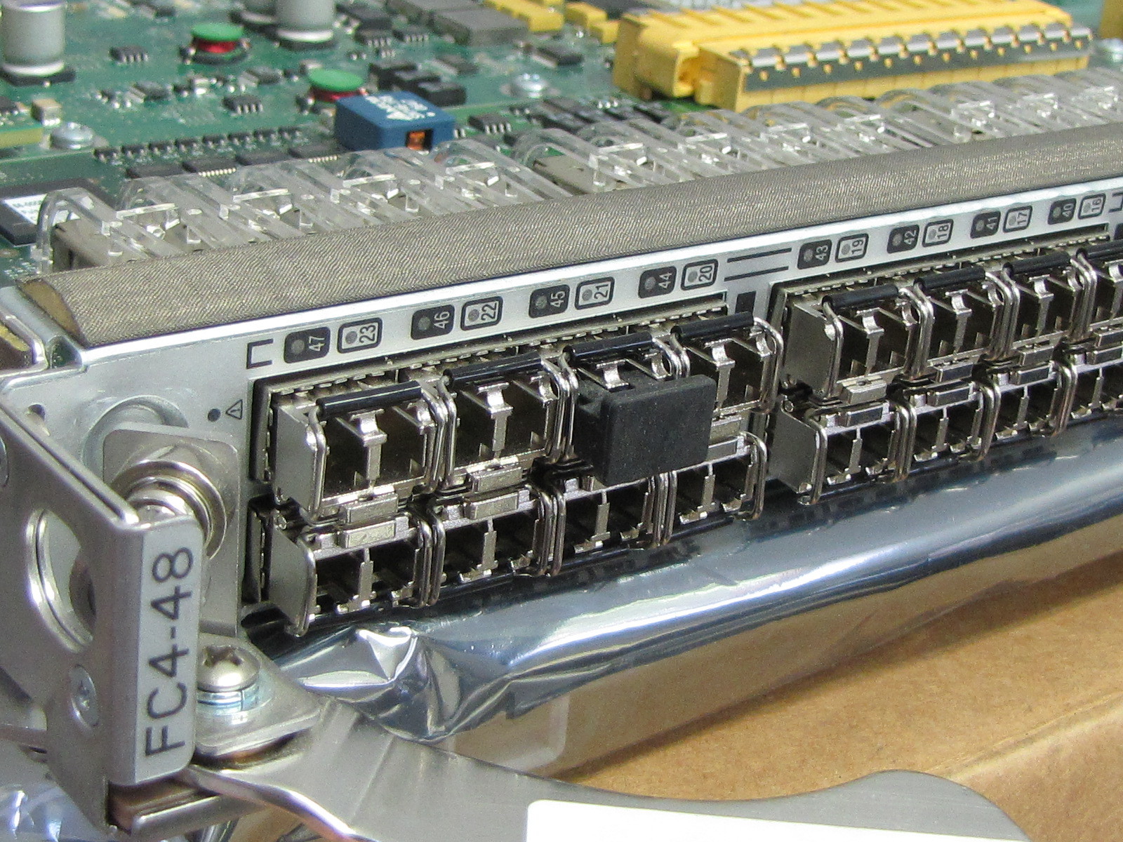 Brocade FC4-48 48 Port 4Gb BR-48000-0148, 40-0300165-07 105-000-028 & 48 SFP's