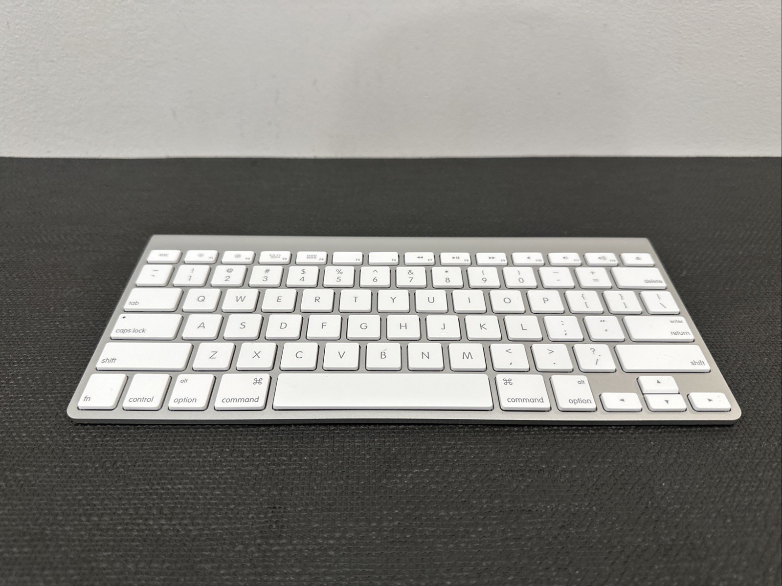 Apple A1314 Wireless Keyboard Pristine Condition