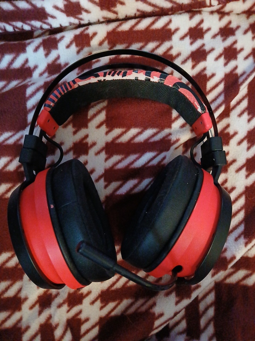 PewDiePie LIMITED EDITION Razer Nari Ultimate Wireless Gaming Headset