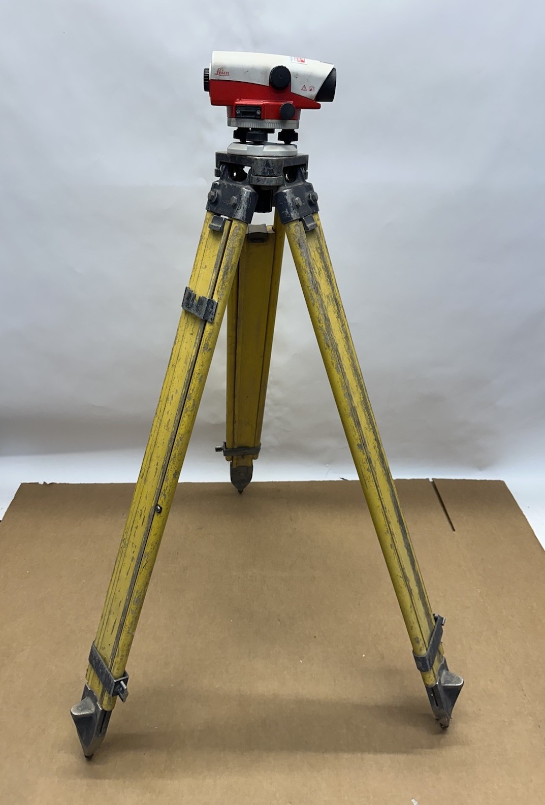Leica NA724 Auto Level, 36mm Lens, Waterproof, Crosshair Focusing w/ Tripod